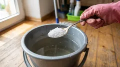 I pavimenti restano puliti per settimane: un cucchiaio nel secchio li fa brillare