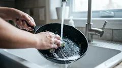 Come lavare il grasso con l'acqua fredda: 5 consigli alla vecchia maniera