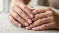 Manicure primaverile 2026: unghie alla moda all'insegna di un lusso discreto