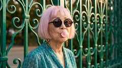 I capelli dopo i 50 anni: è normale che le donne si tingano i capelli con colori vivaci