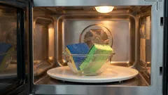 5 trucchi rapidi per pulire casa meglio: lavastoviglie, spugne e routine da 10 minuti