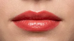 Per chi non vuole che il trucco sulle labbra invecchi il viso: 3 piccoli accorgimenti che cambiano tutto