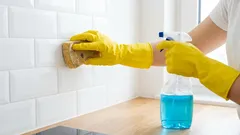 Anche il grasso secco sulle pareti si scioglie in 5 minuti: come pulirlo velocemente