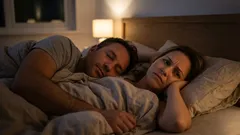 Perché le donne dormono peggio accanto agli uomini — il parere di un esperto